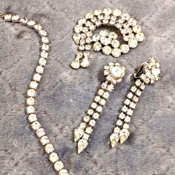 Vintage 1950's Rhinestone Set- Earrings, Brooche, Bracelet - Picture 12 of 17